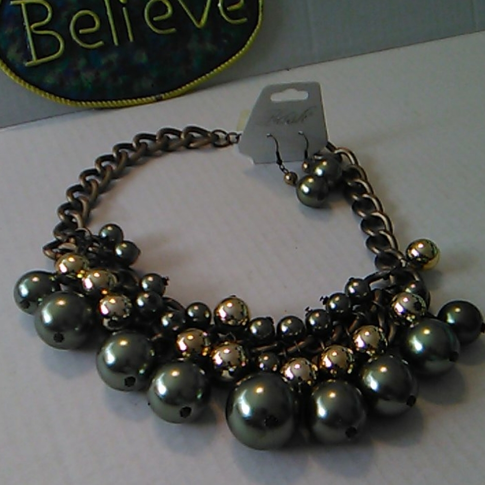 Nwt Green and Gold necklace set - Picture 4 of 8